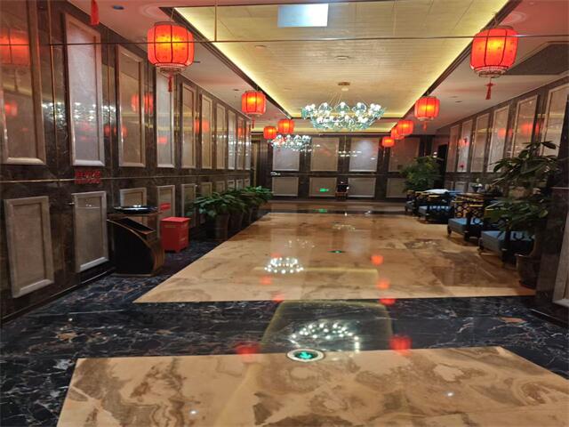 郑州花庄KTV诚聘礼仪模特，提供住宿，工作轻松，生活便利