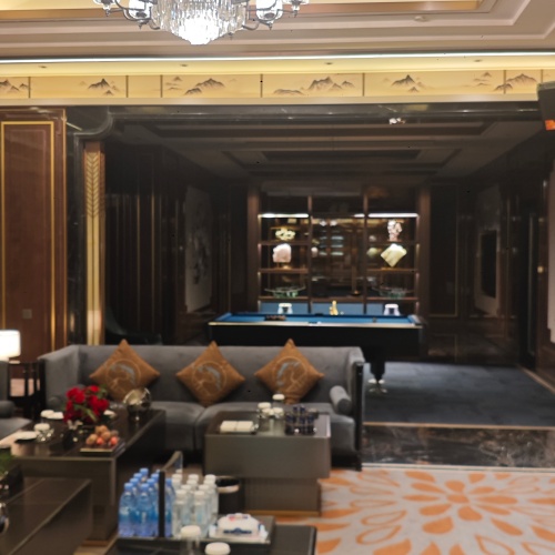 海北高端夜总会急聘，提供住宿，立即入职！