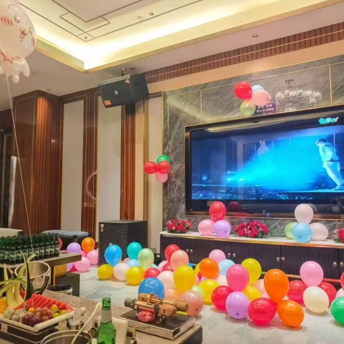 三亚夜总会招聘,年轻女性在舞台上展现活力与魅力